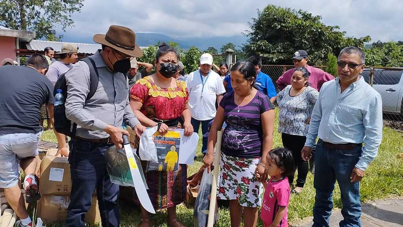 grupo-de-personas-indigenas-reunidas-conversando-guatemala_result