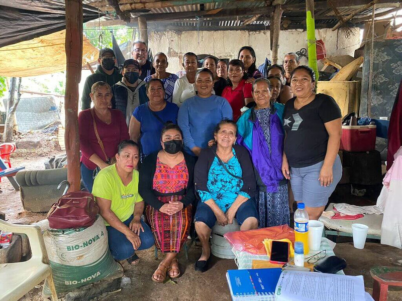 grupo-de-personas-indigenas-reunidas-despues-de-una-actividad-guatemala_result